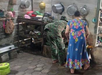Satgas TMMD Bojonegoro Bantu Warga Buat Tempe Gembos